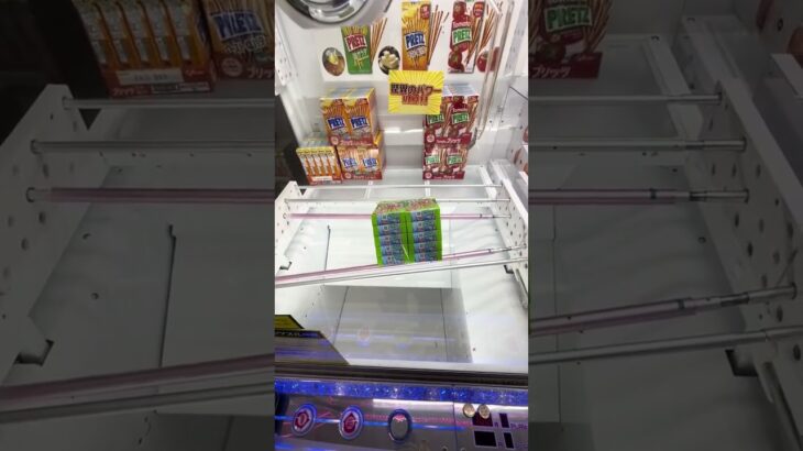 クレーンゲームで買うより安くお菓子を獲る方法。皆さんはどこを狙う？（UFOキャッチャー）#shorts